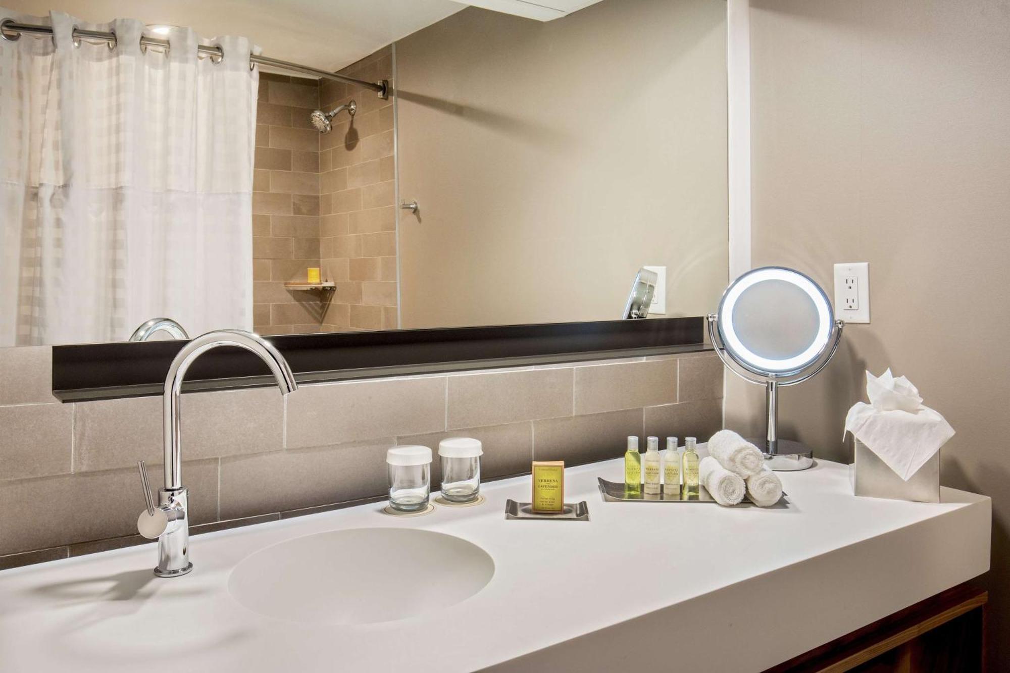 Doubletree By Hilton Atlanta Windy Hill Ballpark Hotel