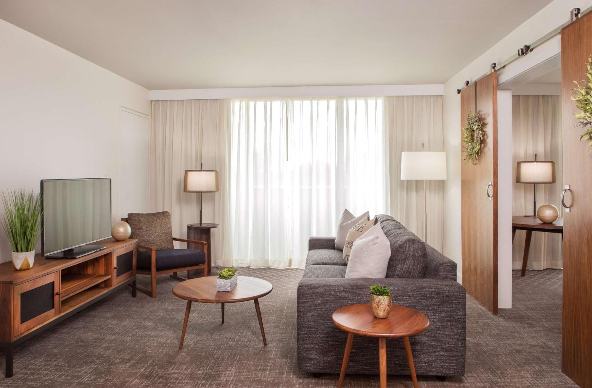 Hotel Doubletree By Hilton Atlanta Windy Hill Ballpark 3*